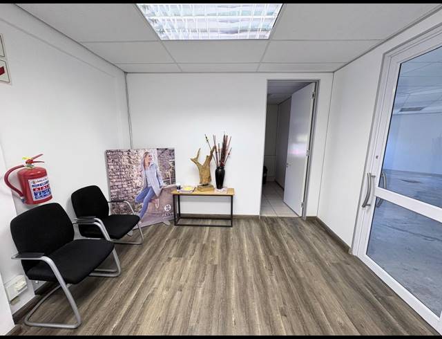 123M² OFFICE TO LET IN FOURWAYS